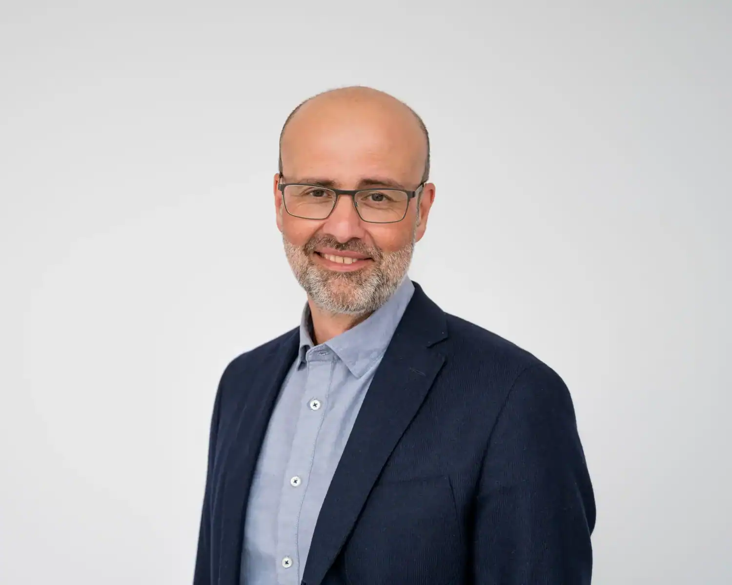 Professioneller Mann in Brille und Anzug, PR-Experte vor neutralem Hintergrund, konzentriert auf Öffentlichkeitsarbeit, Kommunikation und Medienpräsenz, für PR-Exclusiv.de.